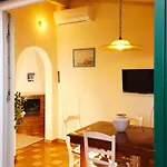 Mansarda A Due Passi Dal Porto Con Parcheggio Privato Apartman