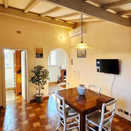 Mansarda A Due Passi Dal Porto Con Parcheggio Privato Apartman Livorno